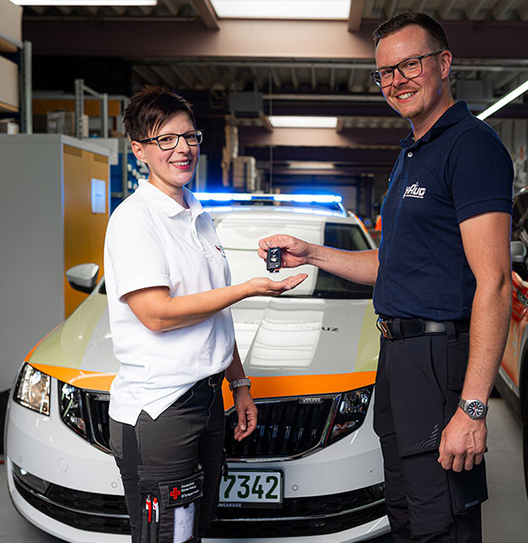 Schlüsselübergabe neues DRK Fahrzeug